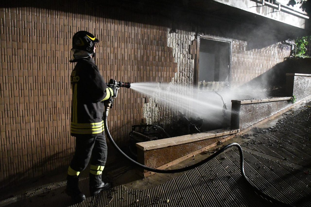 Motorini in fiamme nel corsello box di un condominio: intervengono i pompieri FOTO VIDEO