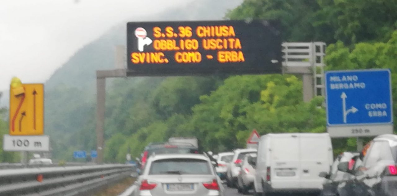 Statale 36 chiusa e camion in panne al passaggio a livello: tutti in coda