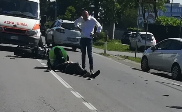 Vola sull’asfalto, ferito motociclista19enne