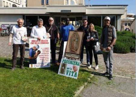 Contro l’aborto davanti all’ospedale con la riproduzione di un feto in mano