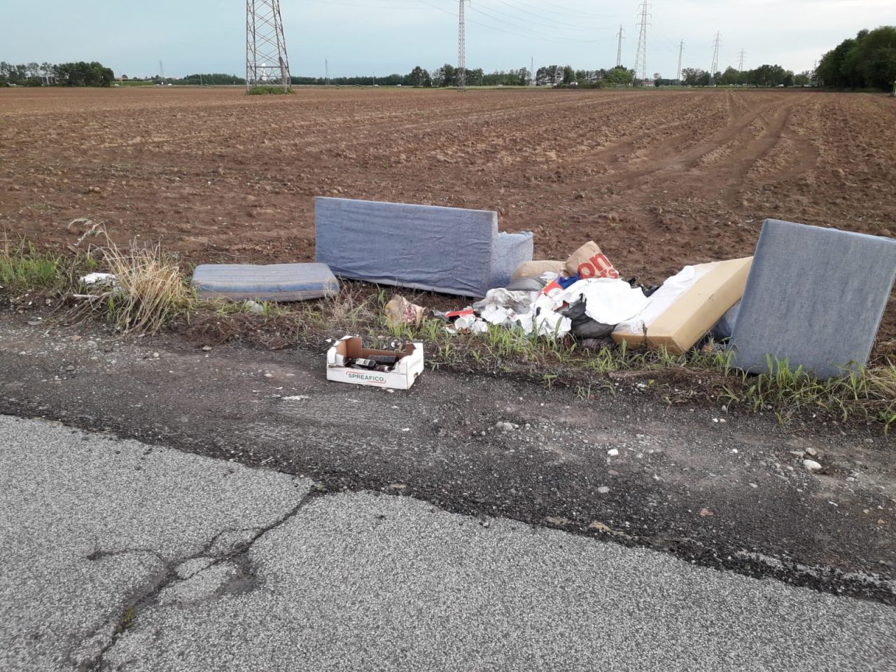 La strada della Santa chiusa al traffico diventa una discarica
