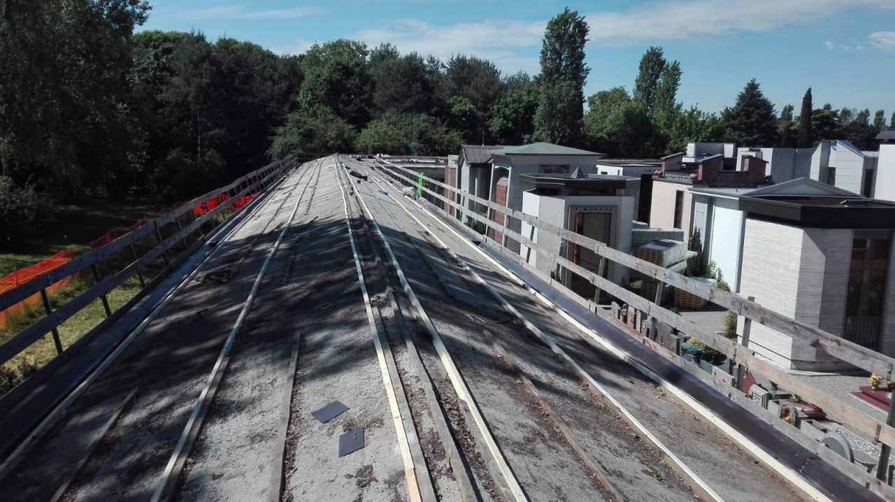 Seveso, via l’eternit dai colombari del cimitero