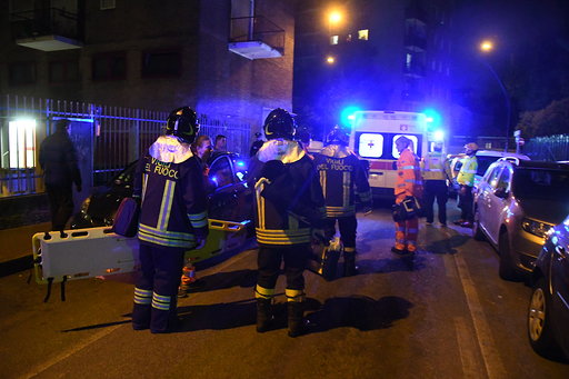 Tenta di salvare l’amico del vicino di casa da un rogo e rimane ustionato: è grave