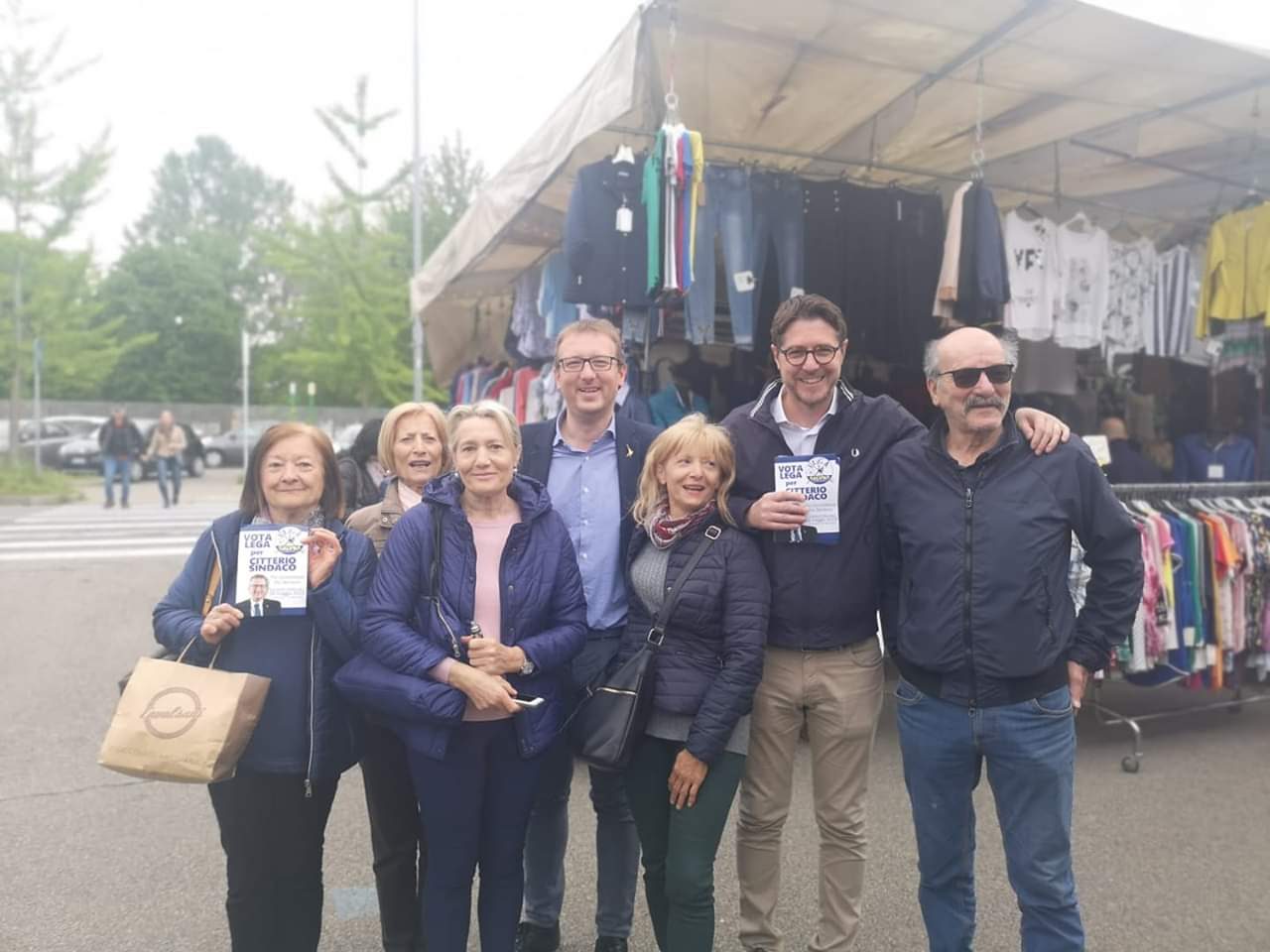 Giussano: l’onorevole Nicola Molteni e il candidato Marco Citterio, incontrano i cittadini al mercato