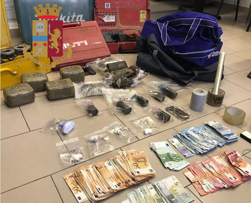 Trovato con sei chili e mezzo di hascisc, coca e 10mila euro