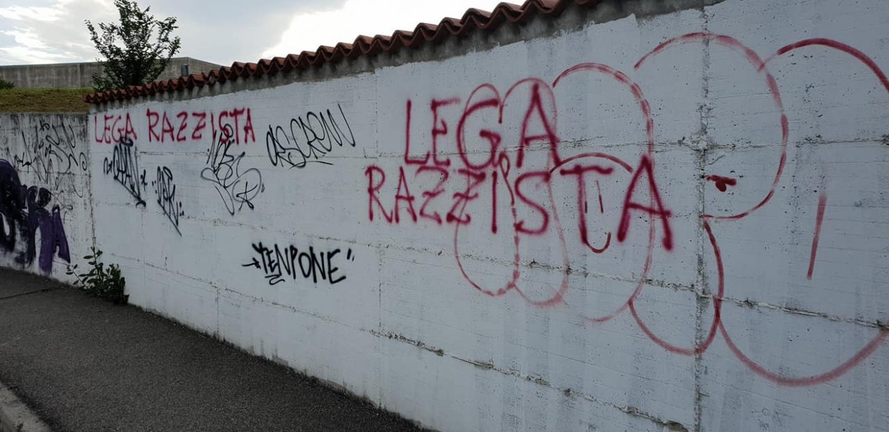 Insulti contro la Lega sui muri di Carate e Besana