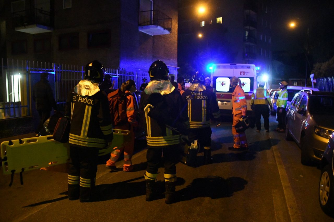 Incendio appiccato davanti a casa: due ustionati gravi