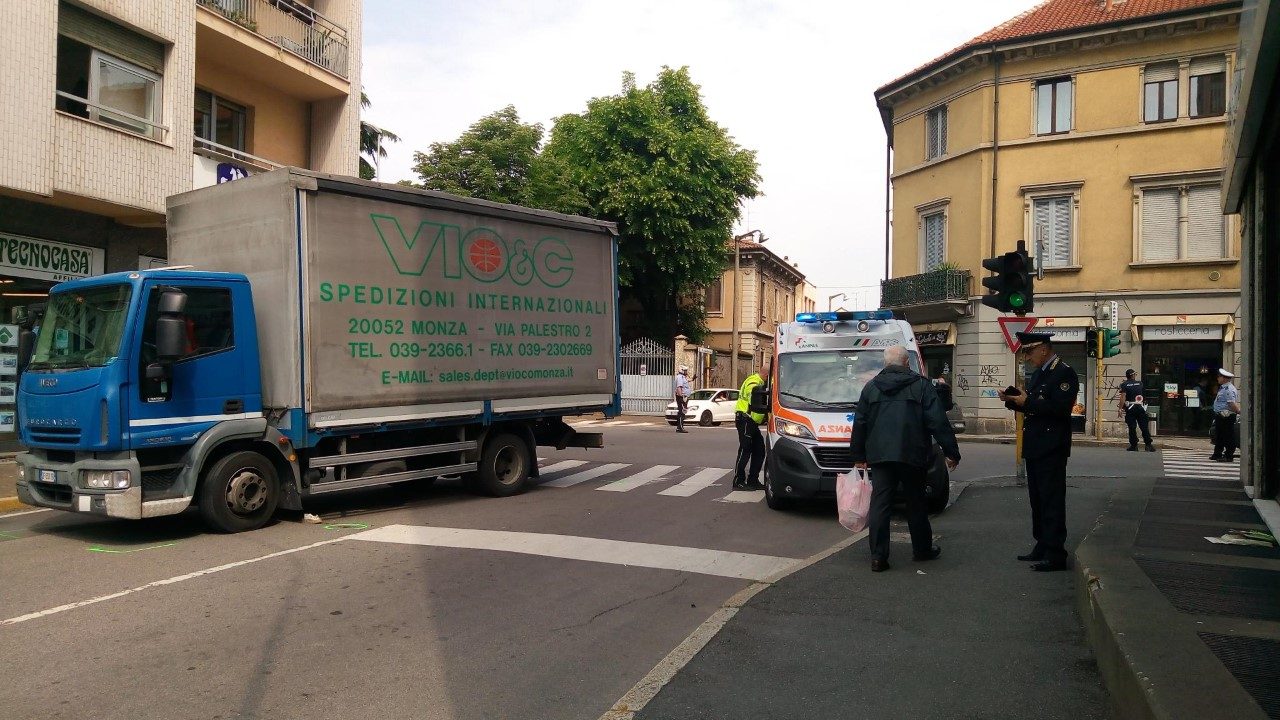 Travolta dal camion: morta la 71enne monzese