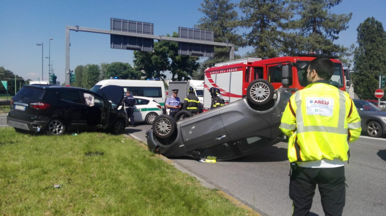 Scontro tra auto, una si ribalta: paura per un anziano FOTO