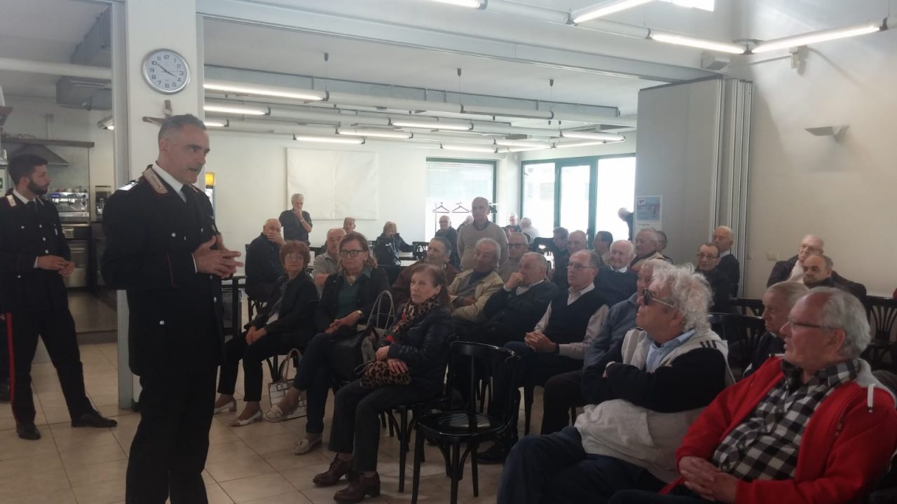 Lezione antitruffa al Centro anziani di Meda, in cattedra il comandante dei Carabinieri