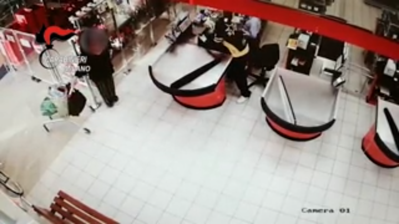 Rapina al supermercato, due arresti VIDEO