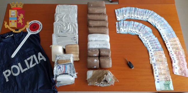 Nascondeva 17 chili di droga e migliaia di euro in box: arrestato dalla Polizia