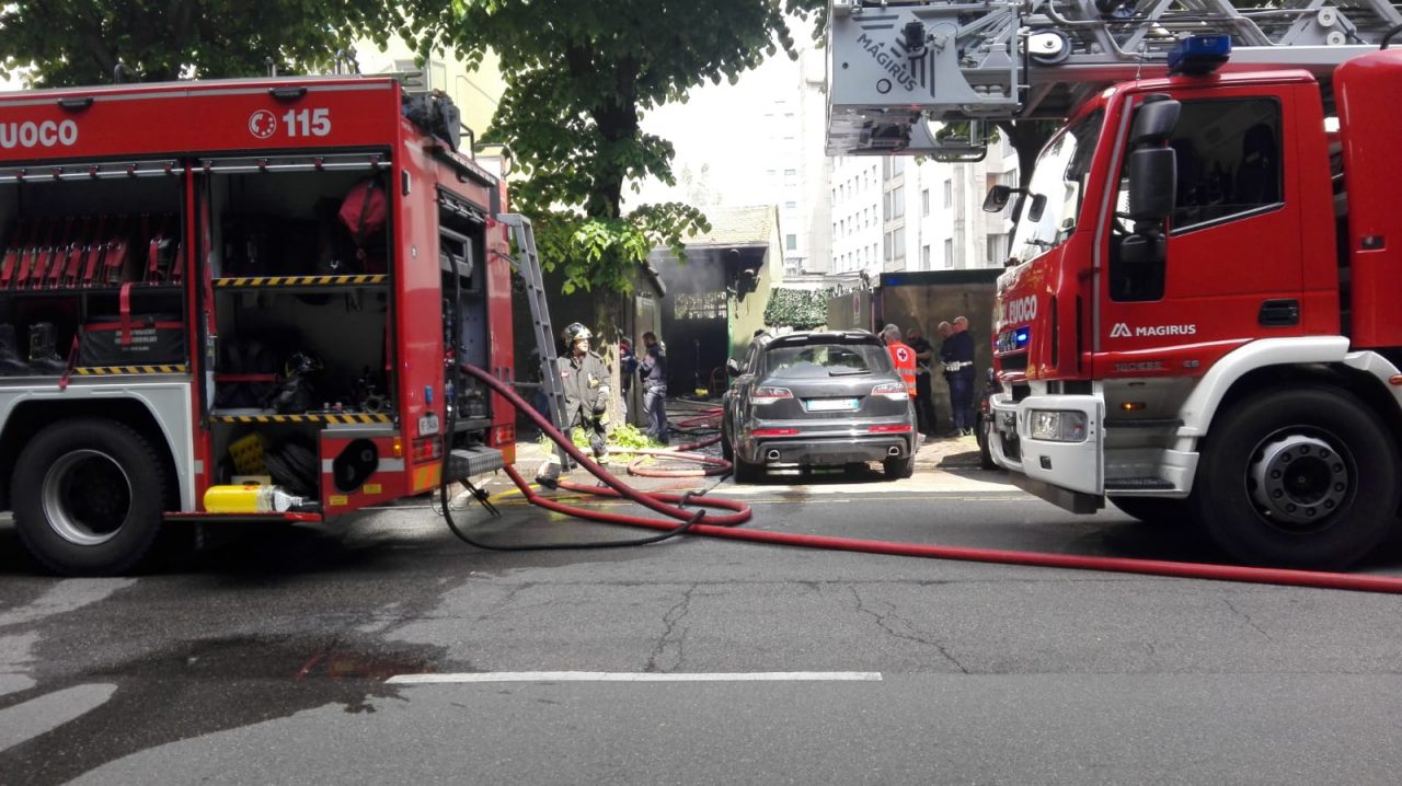 Incendio in un capannone: a fuoco anche pneumatici FOTO