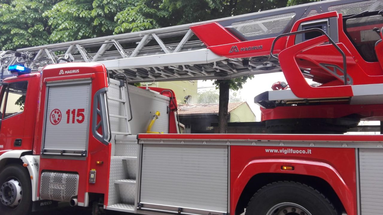 Incendio in un laboratorio artigianale, arrivano i Vigili del fuoco