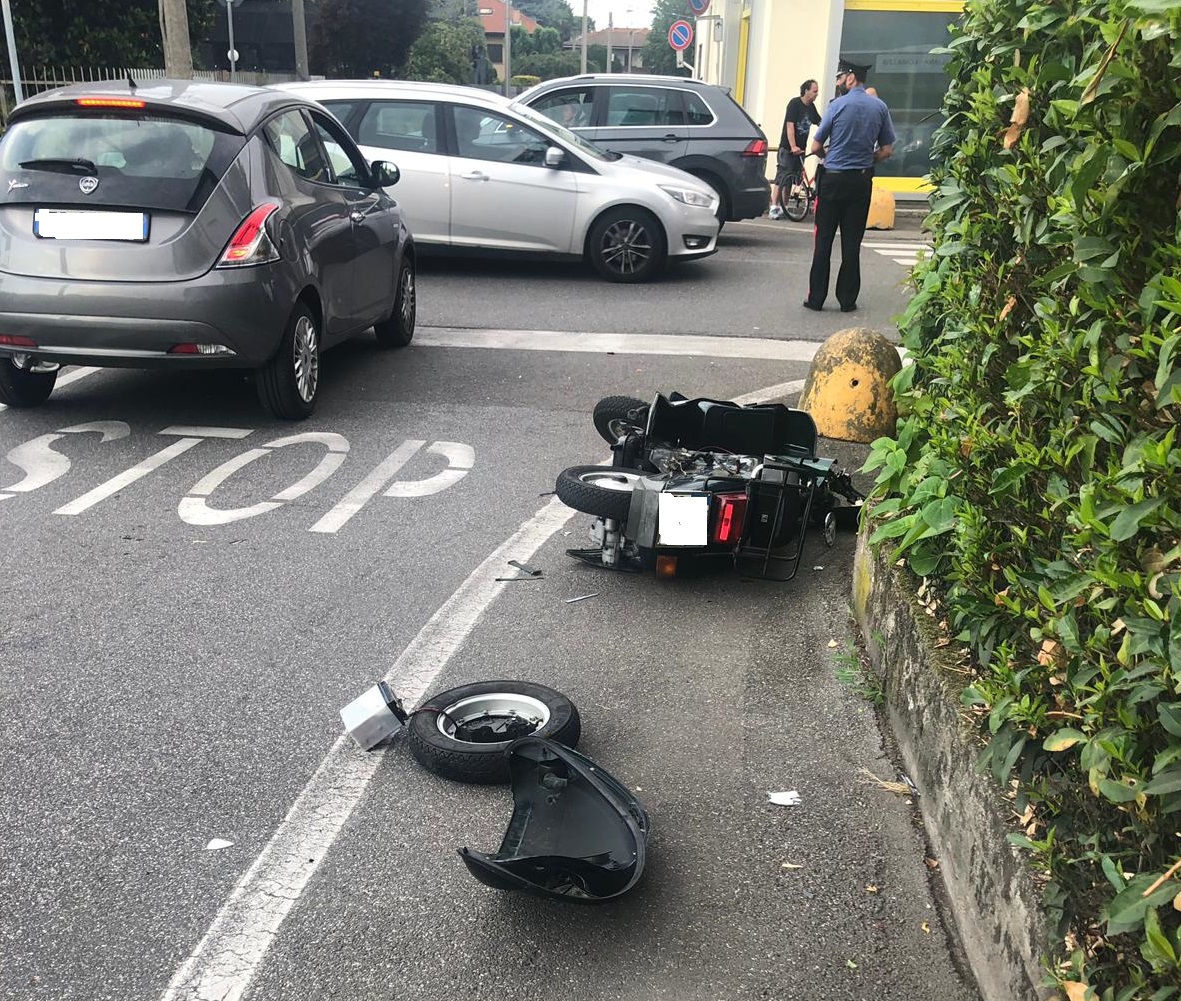 Barlassina, incidente auto vespa in corso Milano