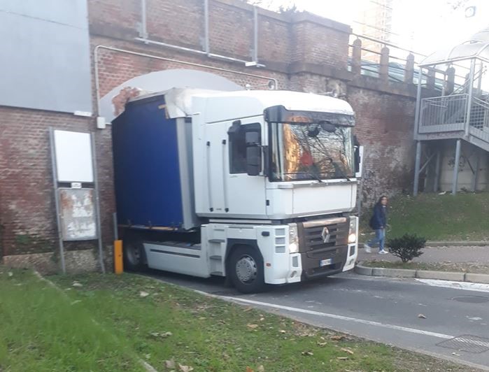 “Troppo spesso i mezzi pesanti s’incastrano sotto il ponte della stazione”, va trovata una soluzione