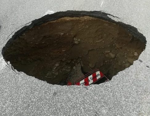 Voragine in strada a Giussano. Il Codacons presenterà un esposto
