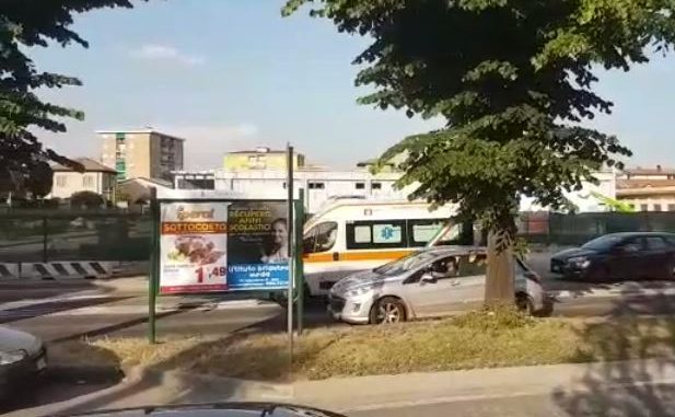 Troppo traffico, ambulanza a “zig zag” tra le auto – VIDEO
