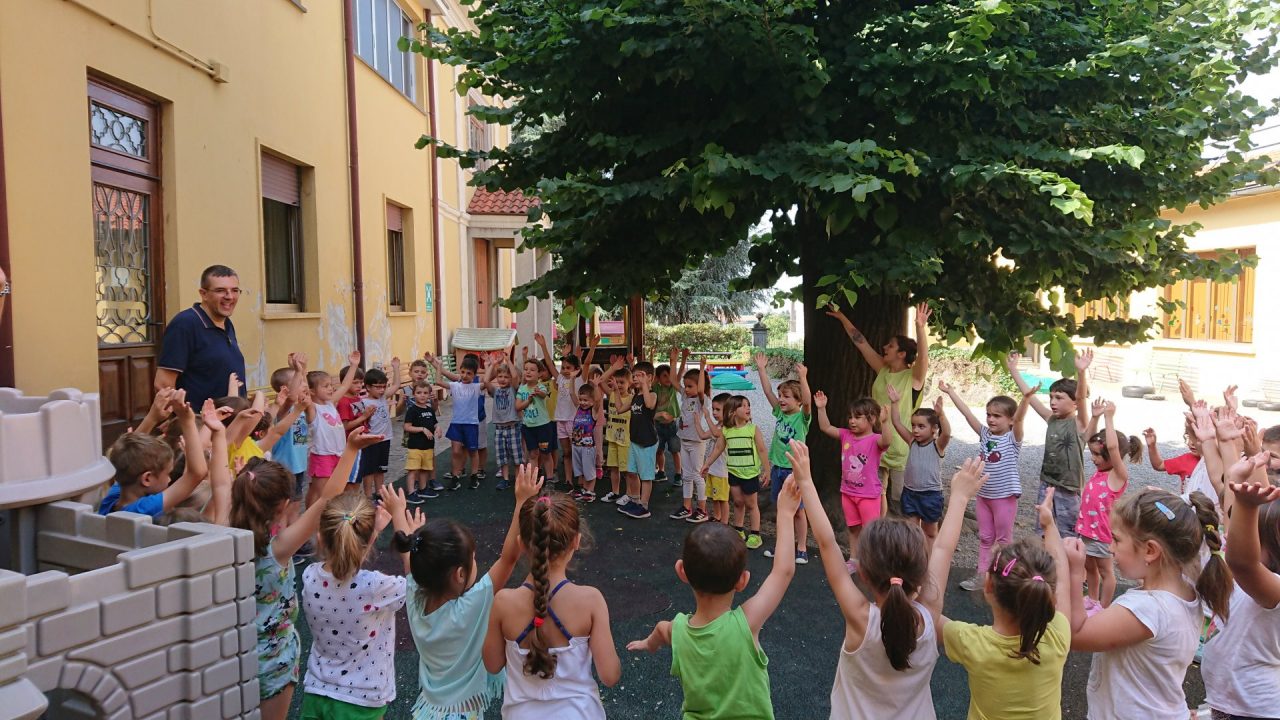 Giussano, i bambini dell’asilo di Robbiano salutano don Marco