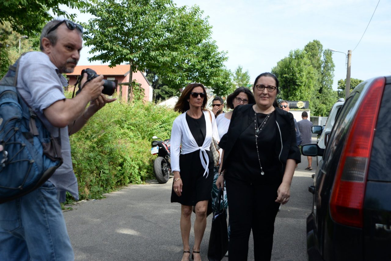Morgan resta a casa, nella sua “storica” abitazione di via Adamello a Monza. Ma non è intenzionato ad arrendersi, aspettando lo sfratto che non sarà, molto probabilmente, più rinviabile. Marco Castoldi ha le idee chiare. “Non sappiamo chi sia la persona che ha acquistato la mia casa – ha spiegato – Stiamo facendo delle ipotesi perché non è possibile conoscerlo. Non posso nemmeno fare un appello perché potrebbe essere considerato una turbativa d’asta. Ma in questi giorni continuerò a fare domande. Questo perché vorrei che il magistrato mi mettesse nelle condizioni di riacquistare la mia casa. Lo chiedo al sistema. Chiedo al sistema di rispettare la Giustizia. Io credo nello Stato, ed è paradossale che me la stia prendendo con l’Istituzione in cui ho fiducia. Voglio spronare a riflettere sul tema che spesso la legge non segue la giustizia”.