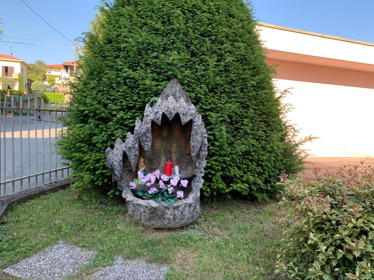 Hanno rubato la statua della Madonna