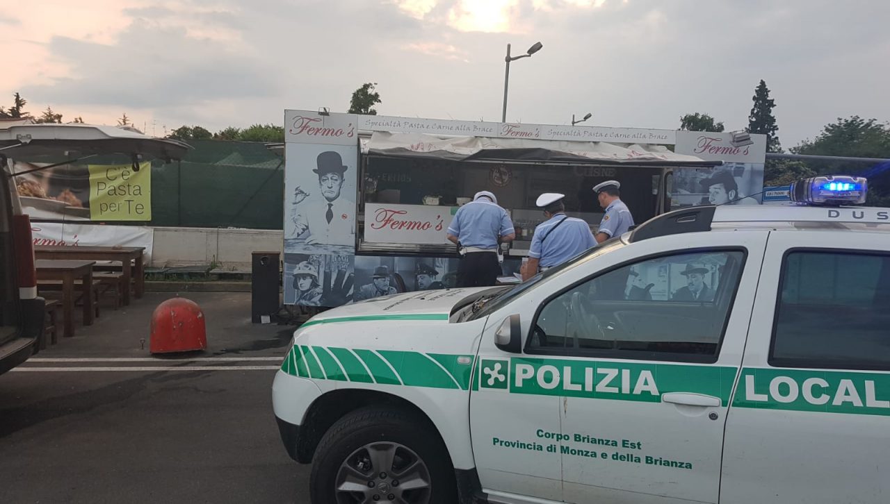 Senza permessi e con il cibo scaduto, ambulante nei guai