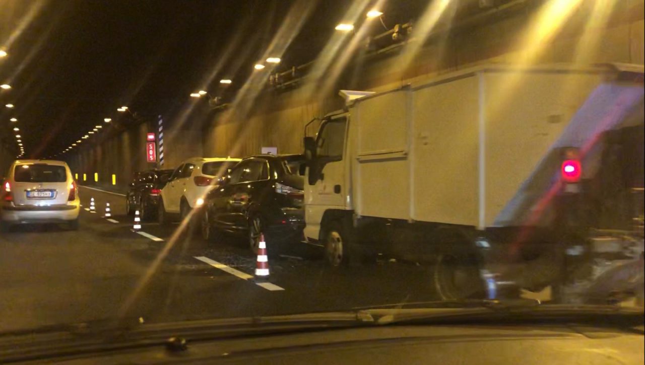 Tamponamento tra più auto in Tangenziale Nord, lunghe code