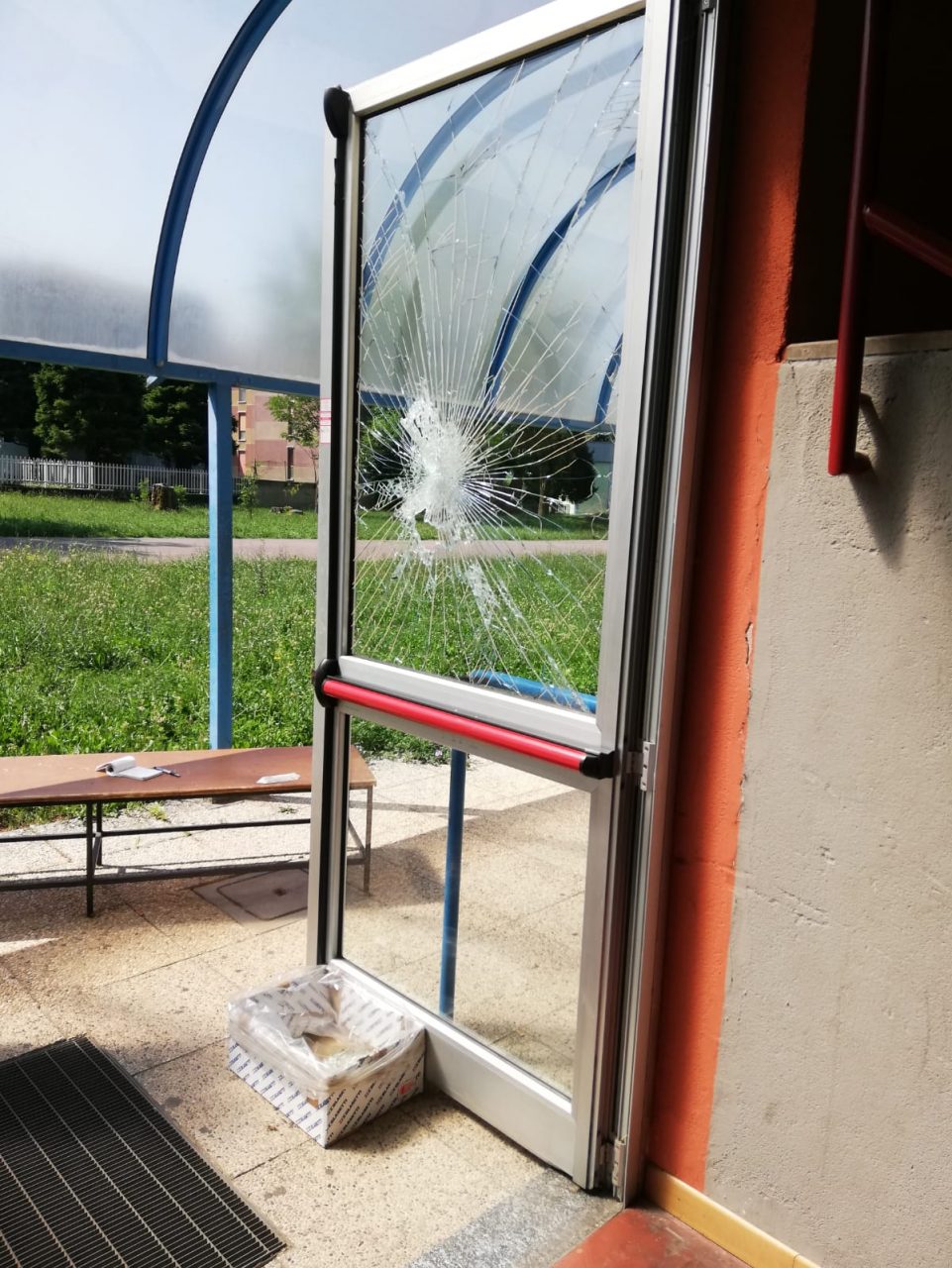 Raid vandalico alla scuola media di Arcore FOTO