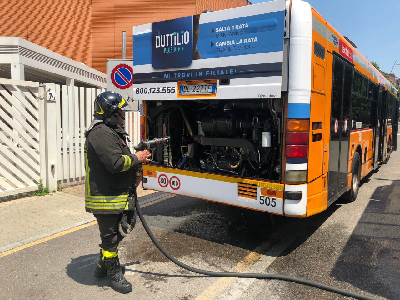 Incendio su un autobus di linea – VIDEO