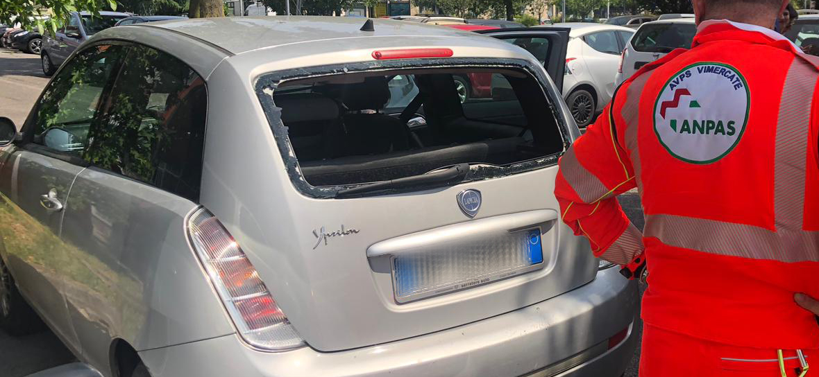 Bimba chiusa in auto, panico a Monza