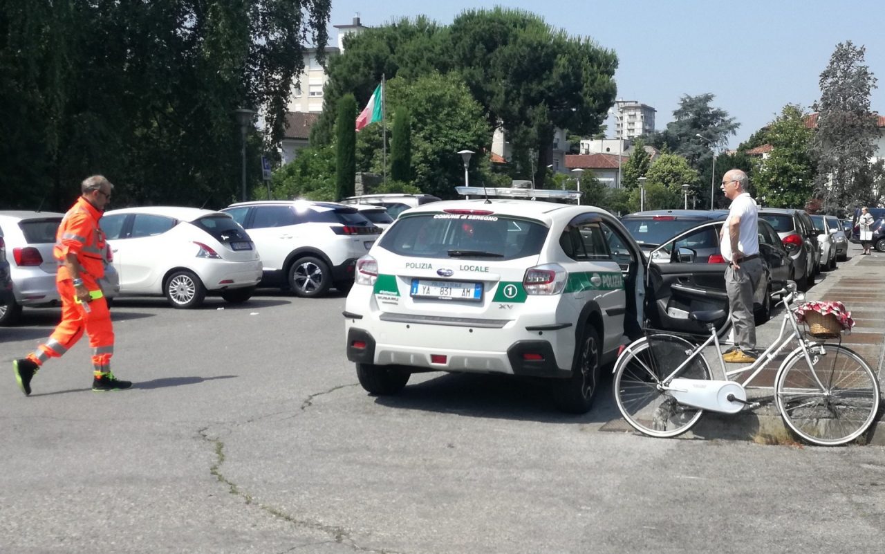 Ciclista investita da un’auto FOTO