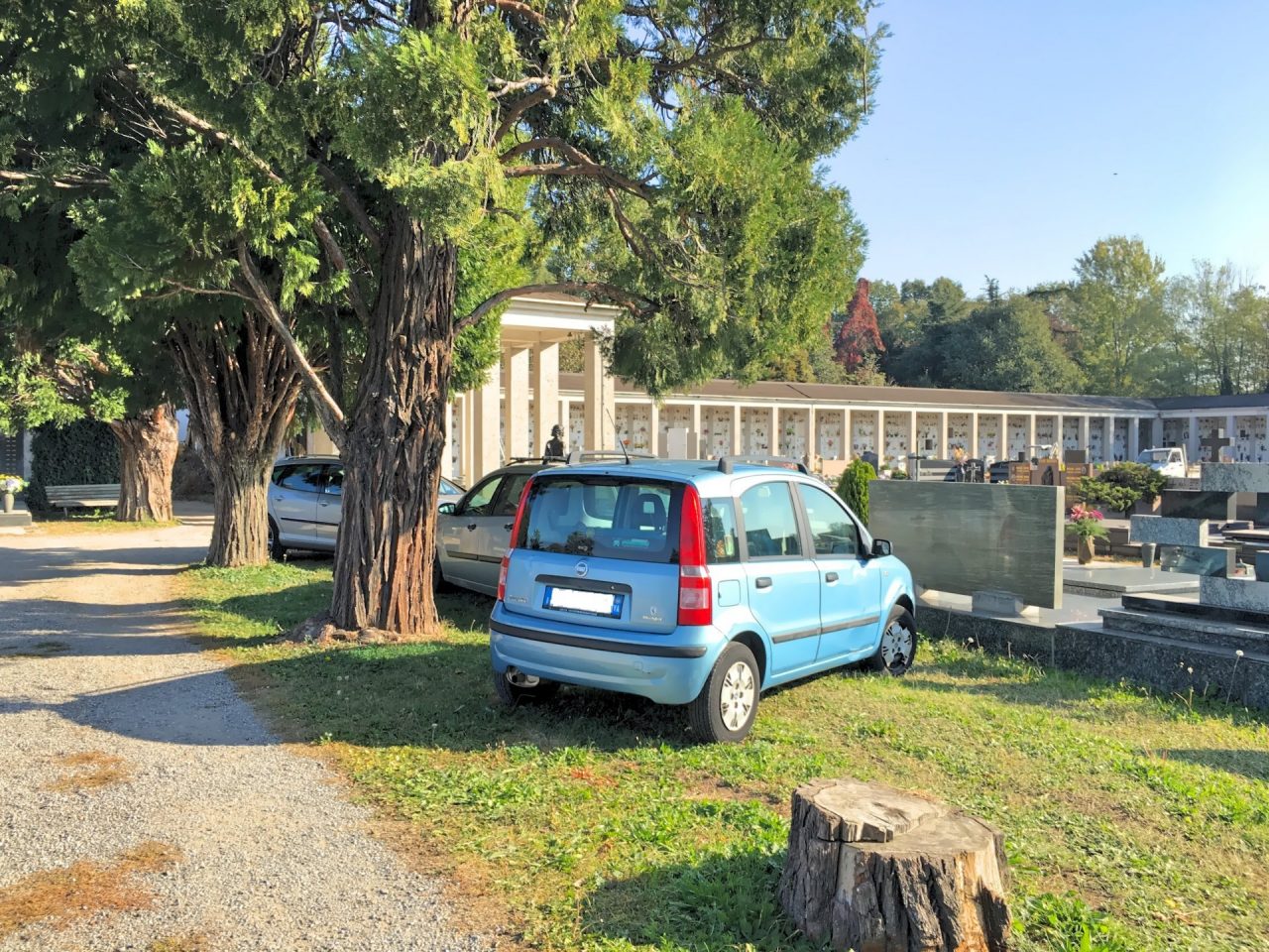Proteste per il traffico e la sosta selvaggia in cimitero FOTO