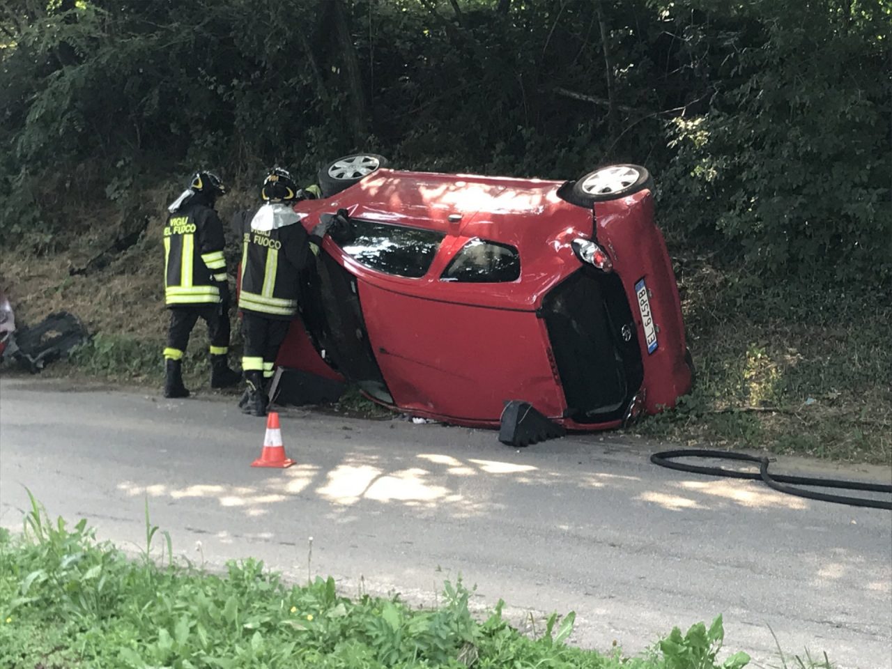 Perde il controllo dell’auto e si ribalta FOTO