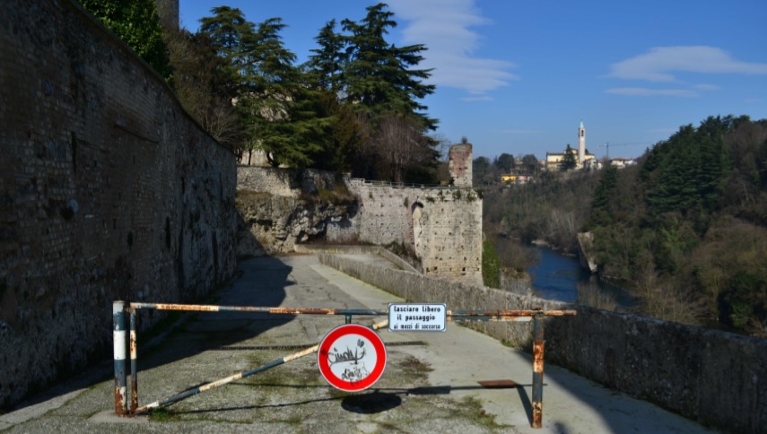 C’è una crepa nelle mura del Castello di Trezzo, per metterla in sicurezza deviata la ciclabile lungo l’Adda