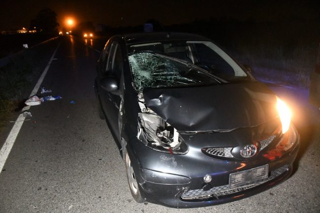 Due persone in bicicletta travolte da un’auto, un morto