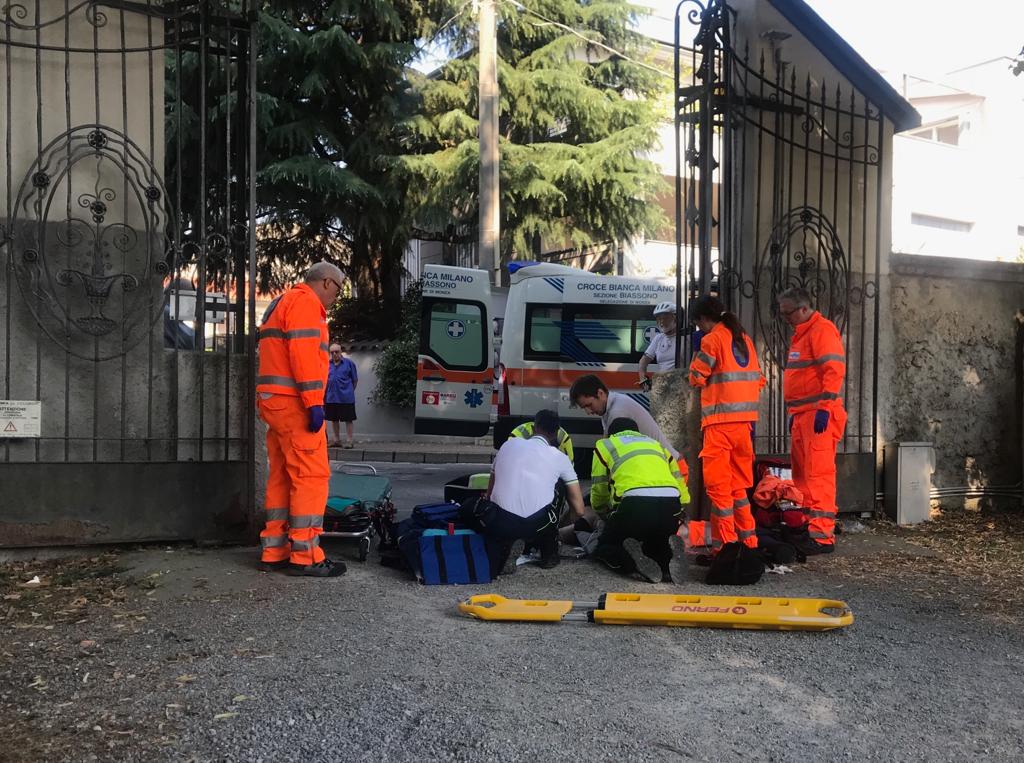 Podiste soccorrono un uomo colto da malore