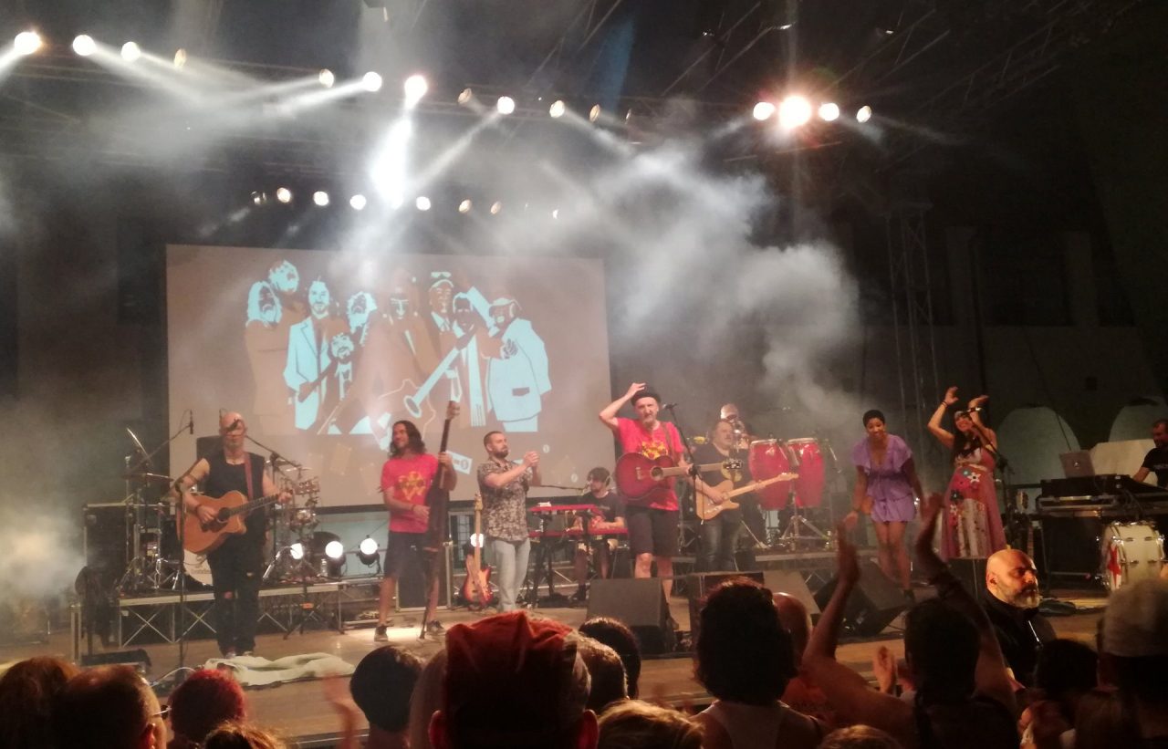 I monzesi La Malaleche hanno aperto il concerto della Bandabardò a Bergamo