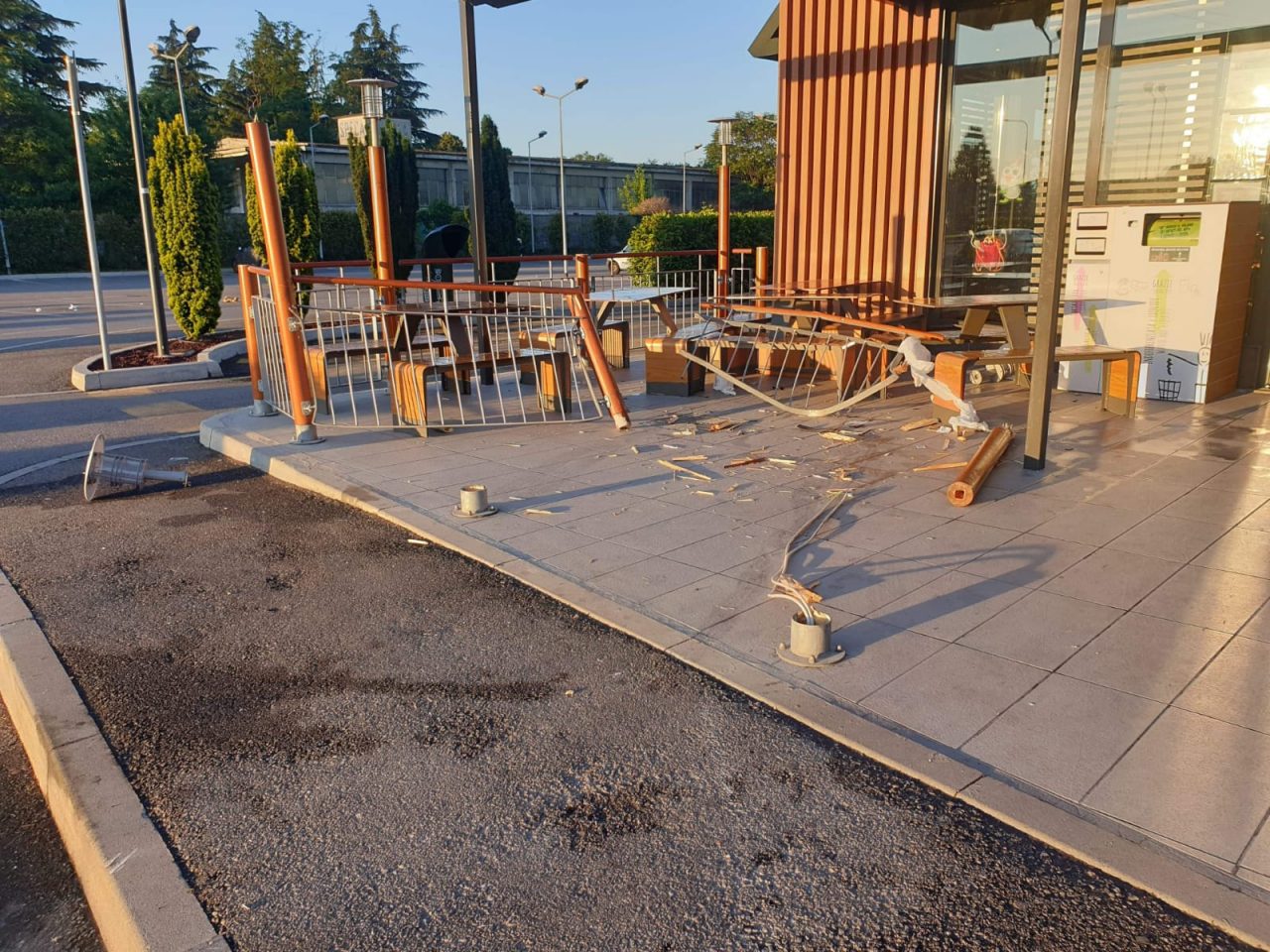 Entra con l’auto al Mcdonald’s, distrugge i tavoli e poi scappa