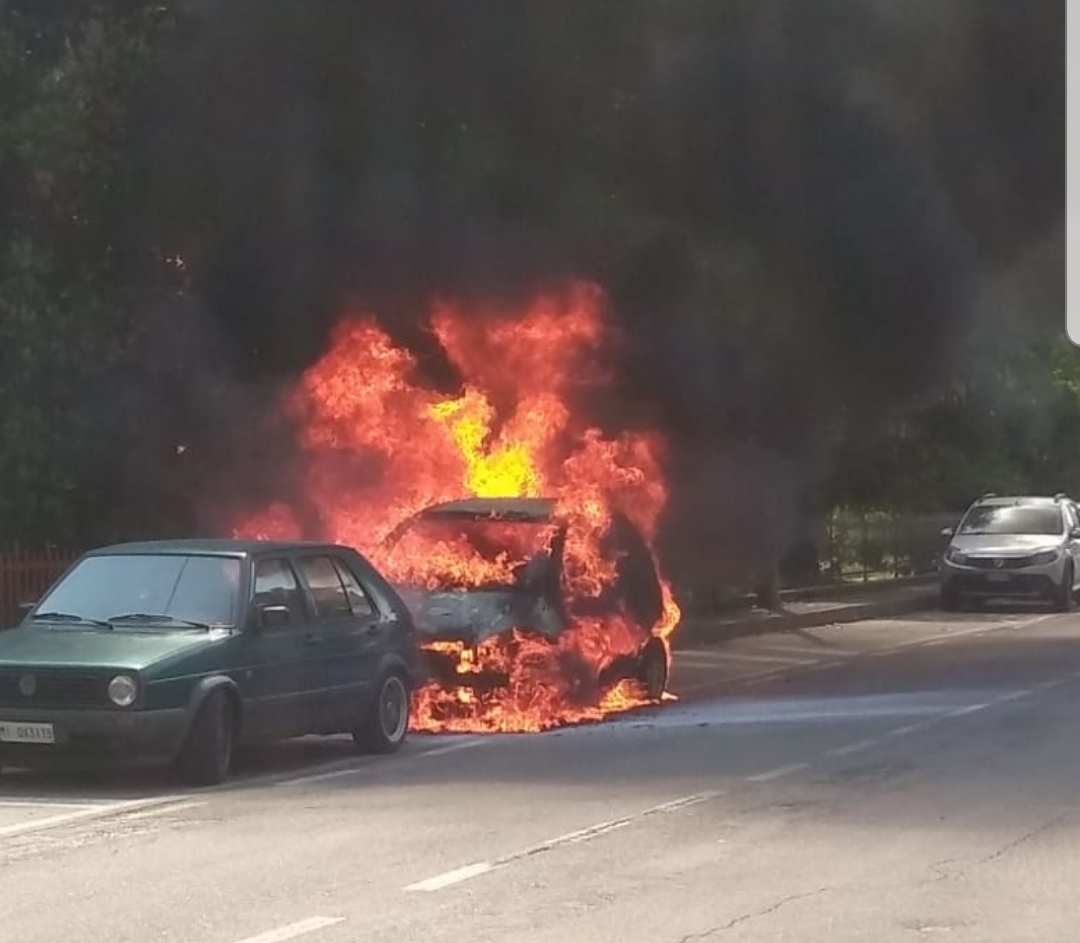 Auto in fiamme, paura in via Mazzini ad Arcore
