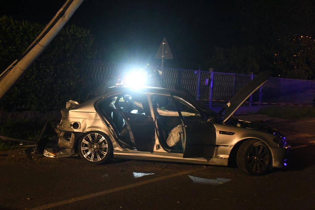 Macherio: auto si schianta contro un palo della luce