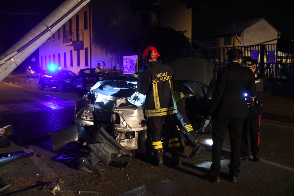 Macherio: auto si schianta contro un palo della luce