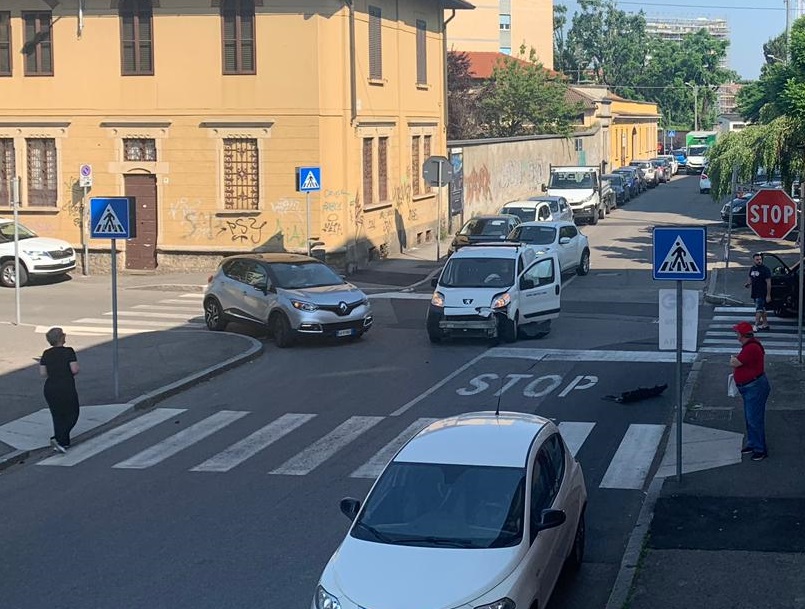 Ennesimo incidente tra due auto, i residenti: “E’ un incrocio maledetto”