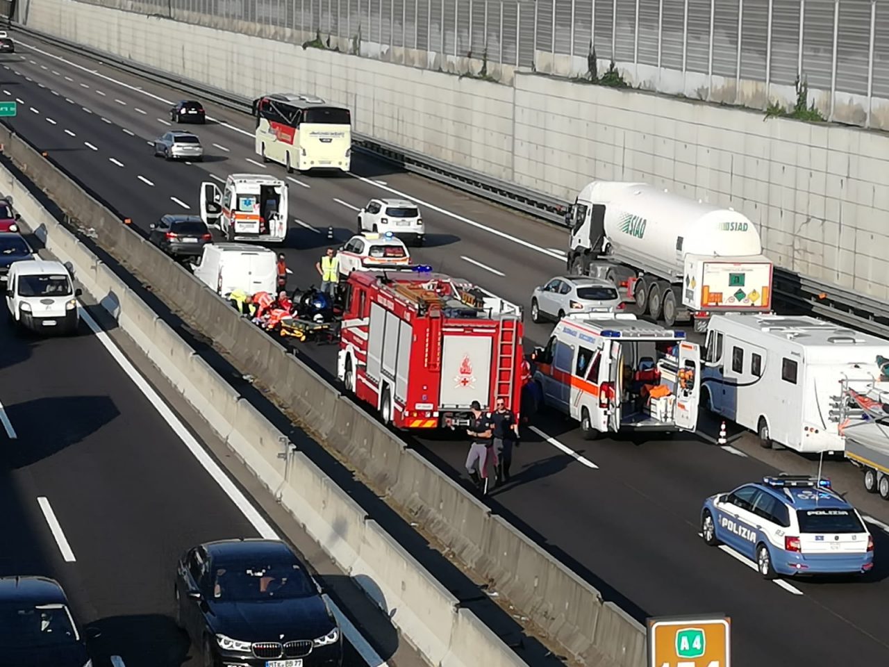 Grave incidente in A4, coinvolto un motociclista: traffico bloccato