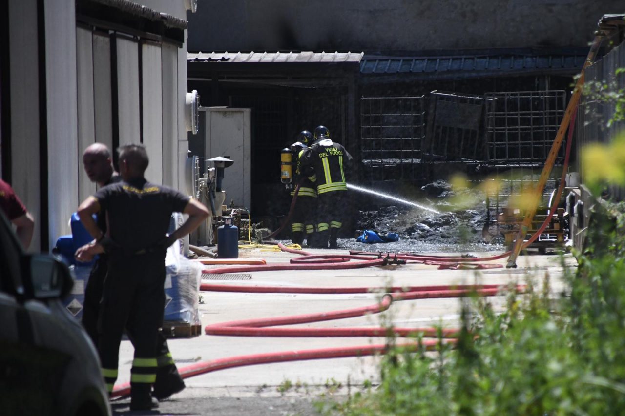 Paura a Giussano per un incendio in via Petrarca VIDEO