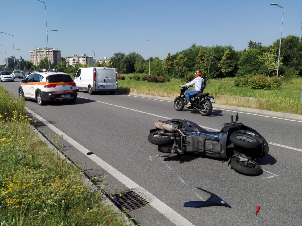 Grave incidente tra auto e moto in viale Lombardia FOTO
