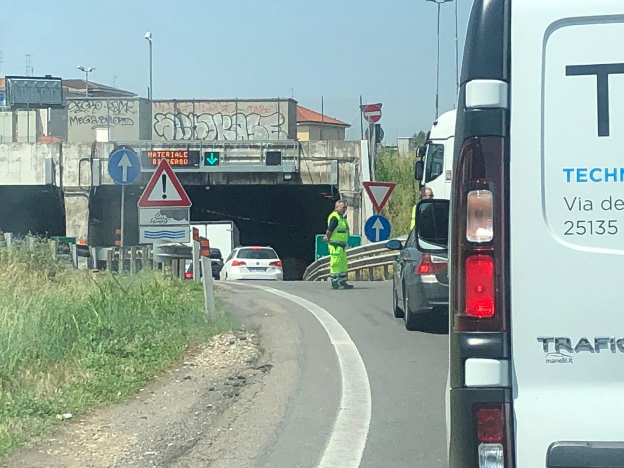 Camion perde il carico: traffico in tilt su viale delle Industrie e Tangenziale Nord