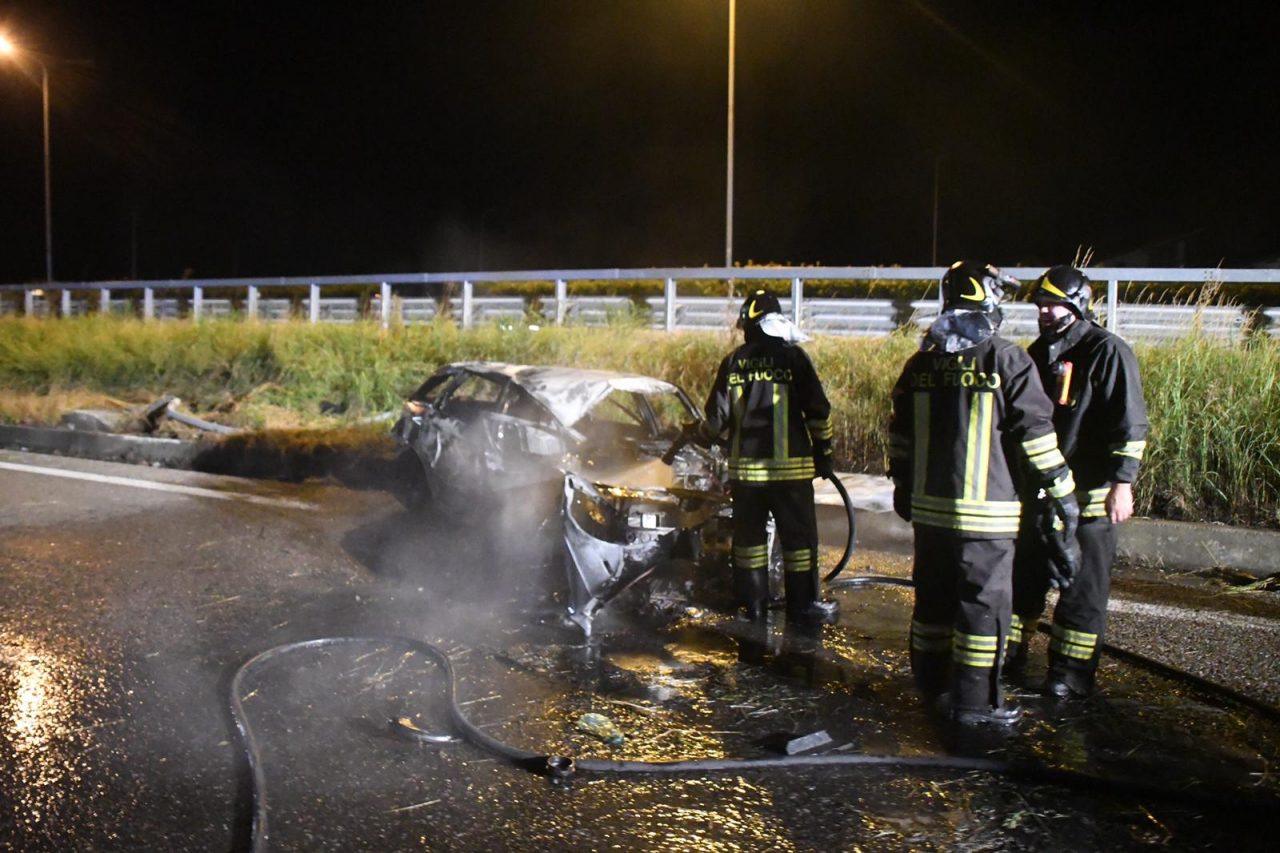 Salta dall’auto in fiamme, 42enne vivo per miracolo VIDEO
