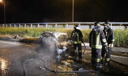 Salta dall'auto in fiamme, 42enne vivo per miracolo VIDEO