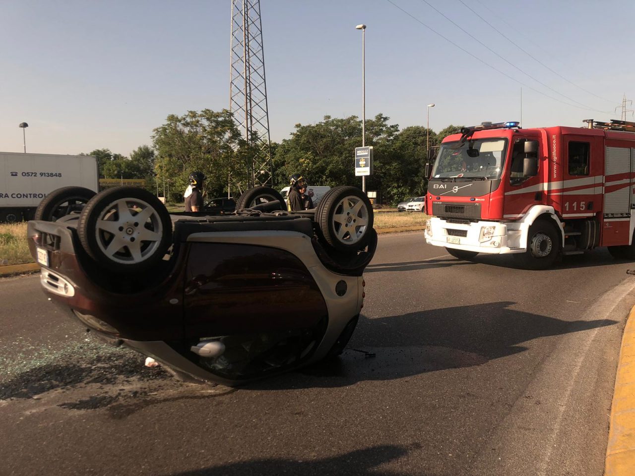 Auto ribaltata lungo viale delle Industrie, traffico in tilt VIDEO
