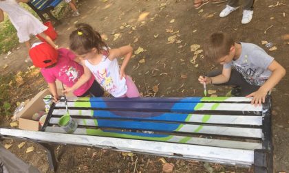 I bambini colorano le panchine del parco FOTOGALLERY